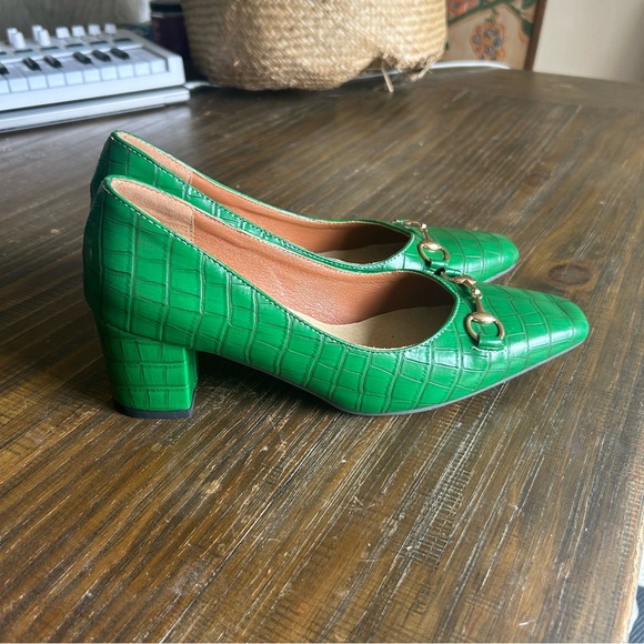 🍀 Vibrant Green Croc-Embossed Block Heels — Horsebit Detail (Size 41) - Picture 2 of 6